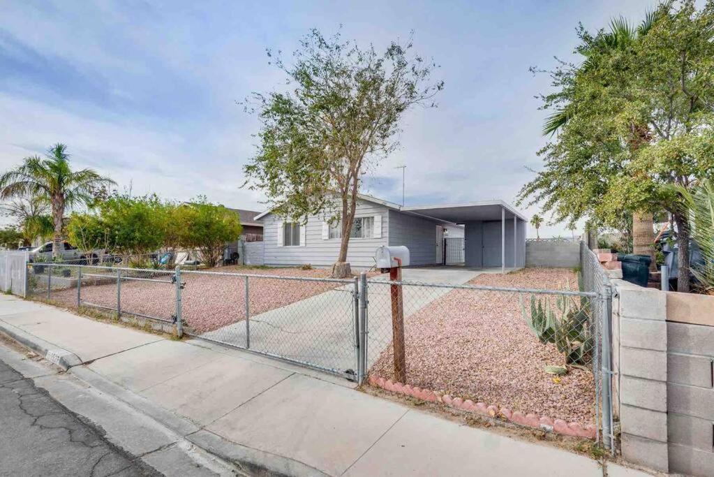 לאס וגאס Cozy Home! 16 Min Away From Strip And Fremont מראה חיצוני תמונה