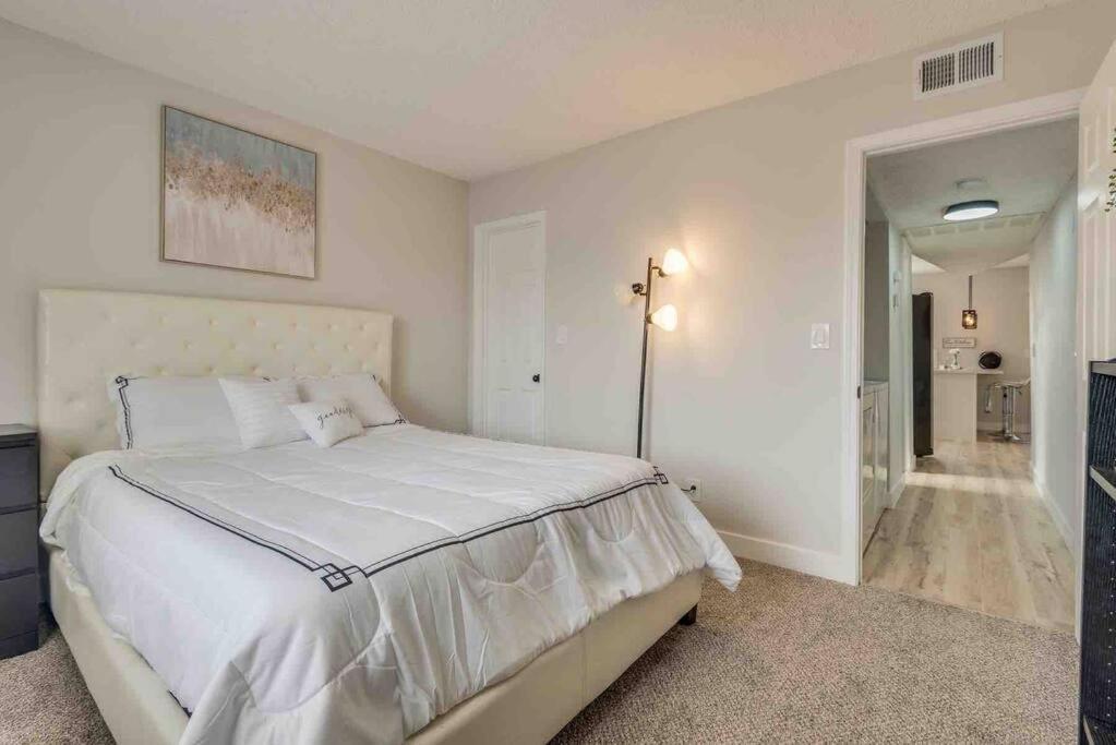 לאס וגאס Cozy Home! 16 Min Away From Strip And Fremont מראה חיצוני תמונה