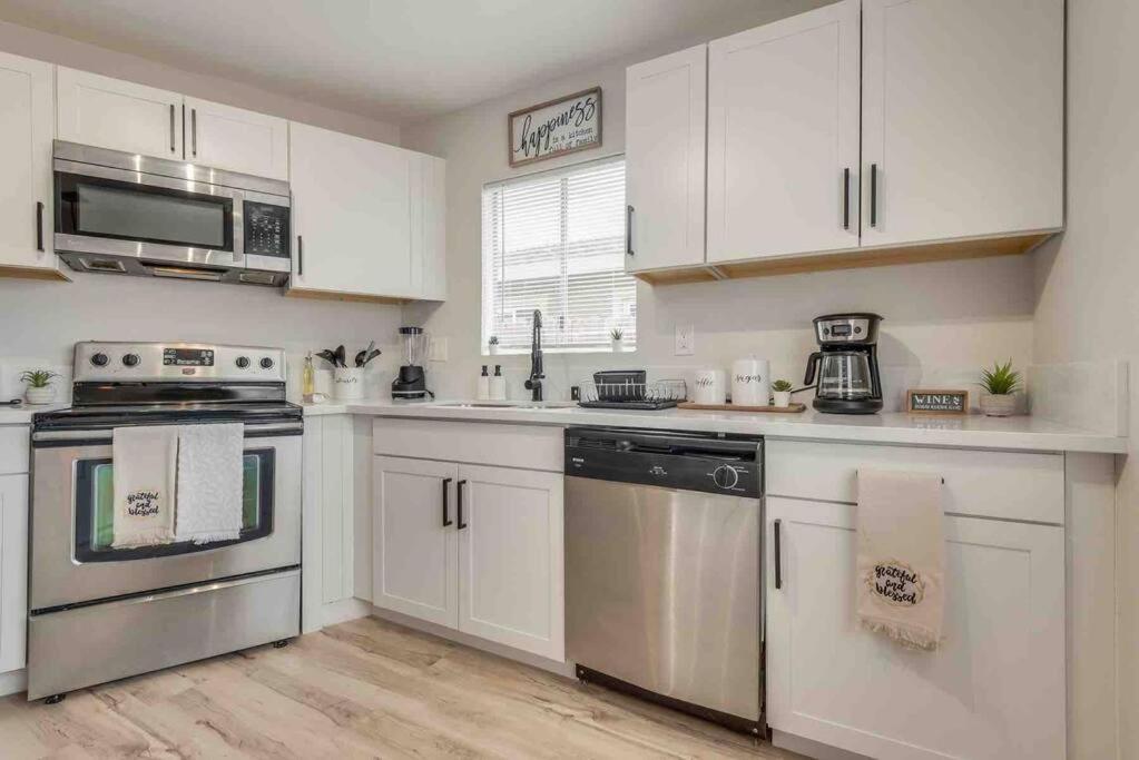 לאס וגאס Cozy Home! 16 Min Away From Strip And Fremont מראה חיצוני תמונה
